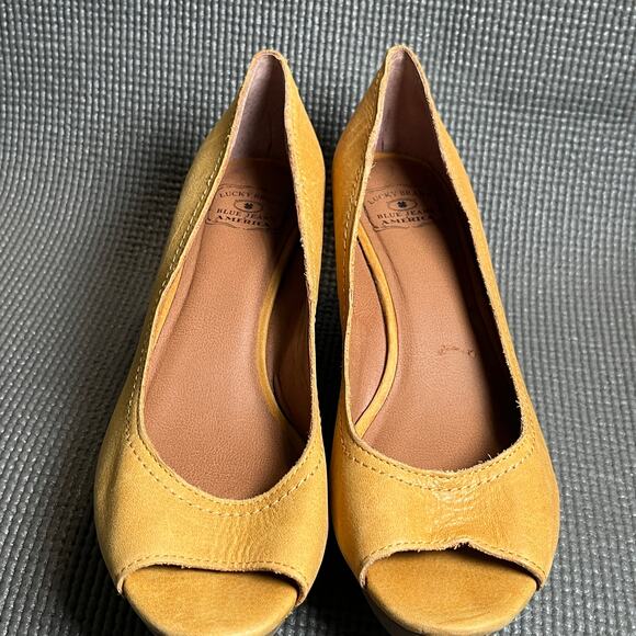 Lucky Brand Issy 2 Wedge Heels Womens 8.5M Yellow Leather Slip On Peep Toe - Picture 4 of 11